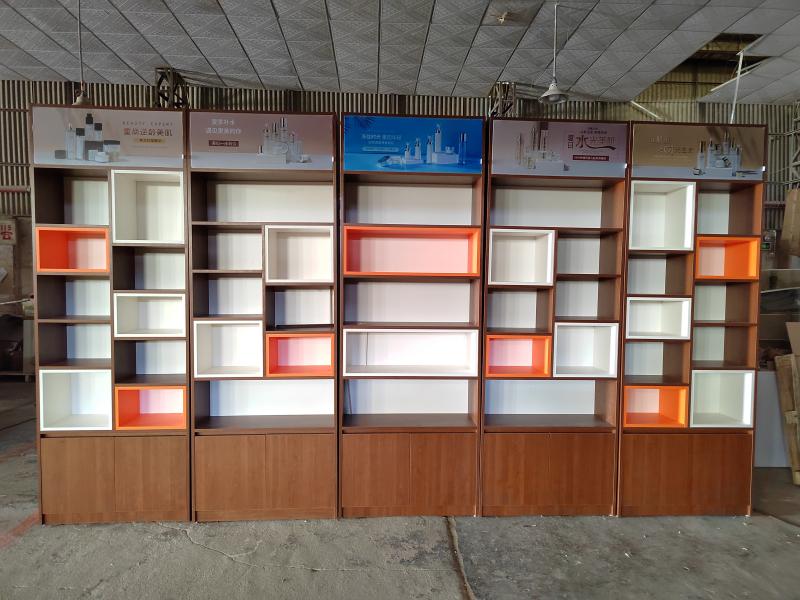 Cosmetic cabinet